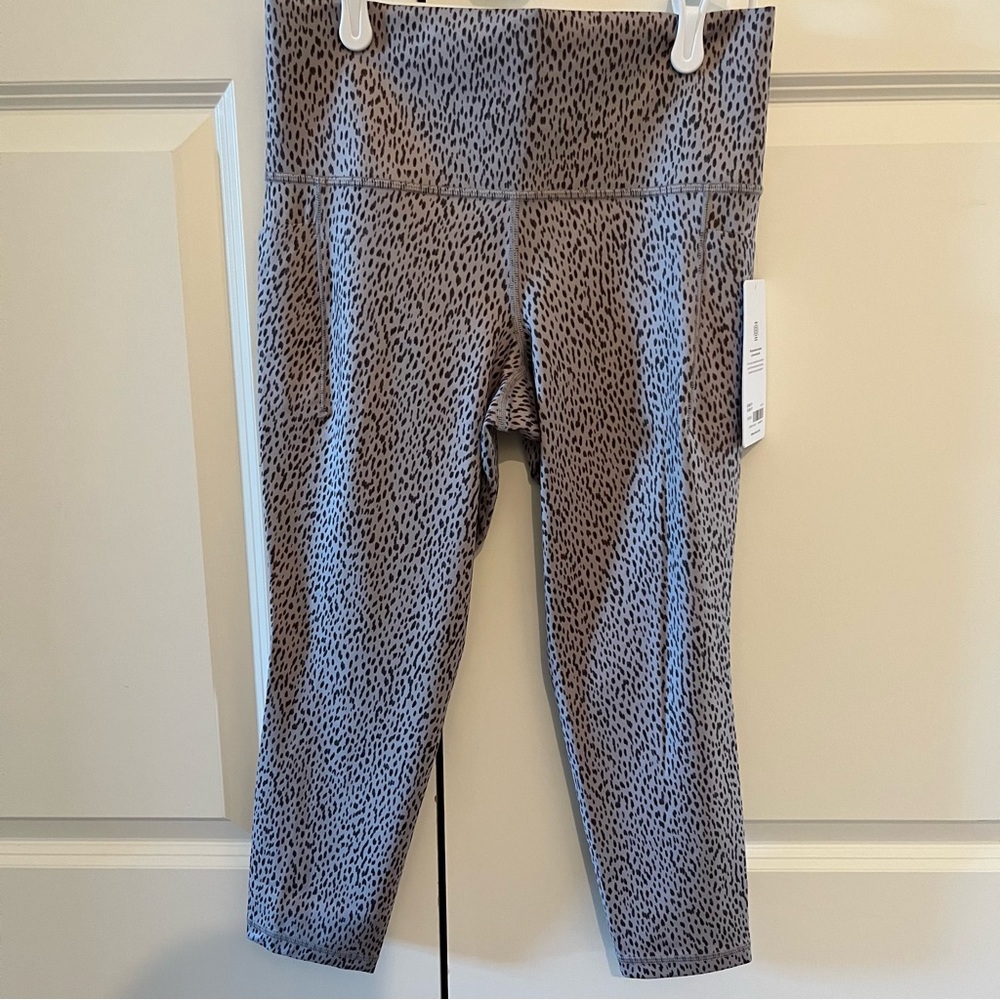 *NWT* Athleta Women’s Salutation Stash 7/8 tight in Shanti Animal Purple size MP - Picture 5 of 7